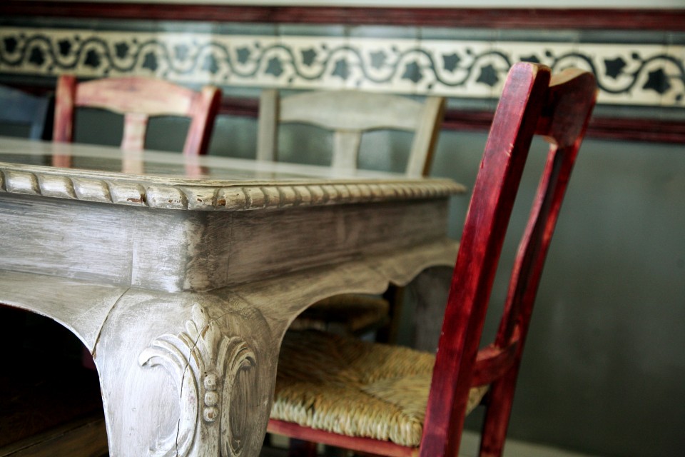 Πολλά από τα έπιπλα του «Ρακούν» προέρχονται από τις οικογένειες των παιδιών.