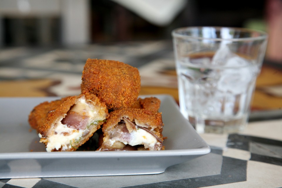 Μπουκίτσες μελιτζάνας με φέτα, που έχουν κερδίσει ακόμα και αυτούς που δεν τρώνε μελιτζάνα.