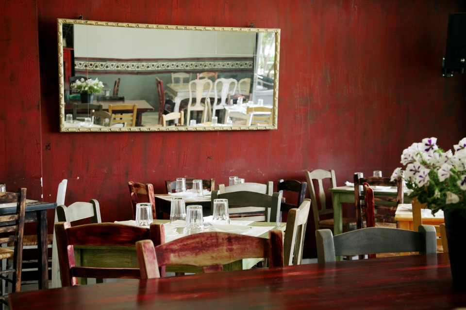 Τραπεζάκια...μέσα. 