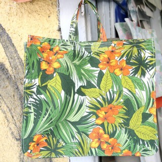 Το χαρακτηριστικό φλοράλ τεντόπανο της Πειραϊκής - Πατραϊκής έγινε τσάντα καλοκαιρινή