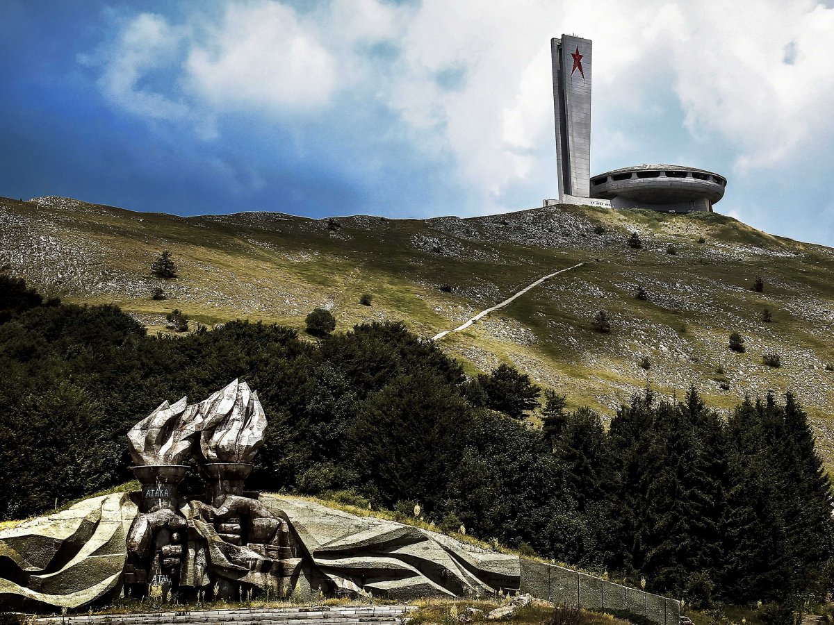 Το τεράστιο «UFO», το «Σπίτι του Κομμουνιστικού κόμματος» βρίσκεται στην Buzludzha, μία ορεινή περιοχή της Βουλγαρίας. 