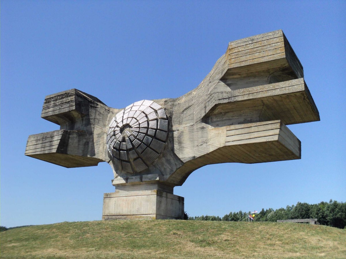 Το «Μνημείο της Επανάστασης», στην Κροατία (τότε Γιουγκοσλαβία) το οποίο είναι αφιερωμένο στο λαό της Moslavina για το Β΄Παγκόσμιο Πόλεμο.