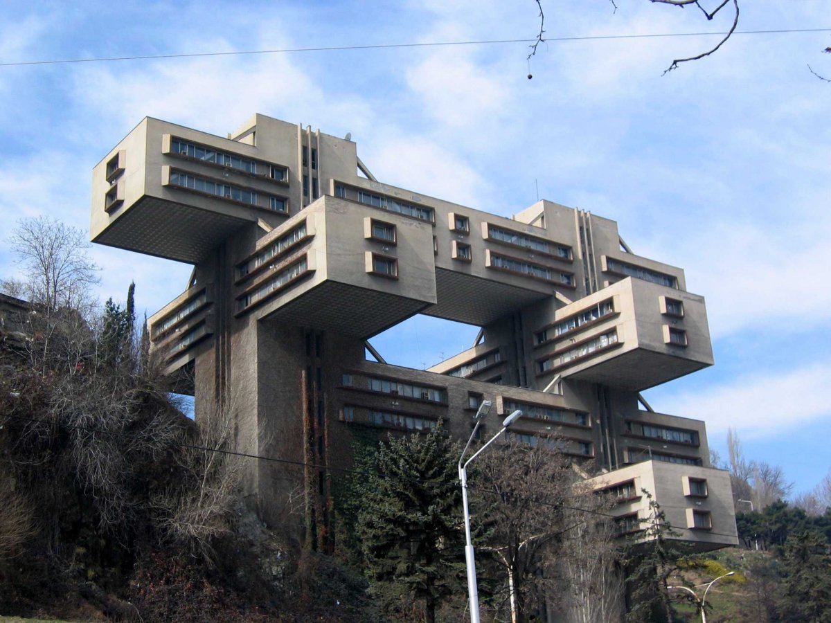 Αυτό το κτίριο βρίσκεται στην Γεωργία, το οποίο αρχικά φιλοξένησε το Υπουργείο Αυτοκινητοδρόμων. Αν και μοιάζει ότι είναι αποτέλεσμα Photoshop,  σήμερα φιλοξενεί  την Κεντρική Τράπεζα της χώρας.