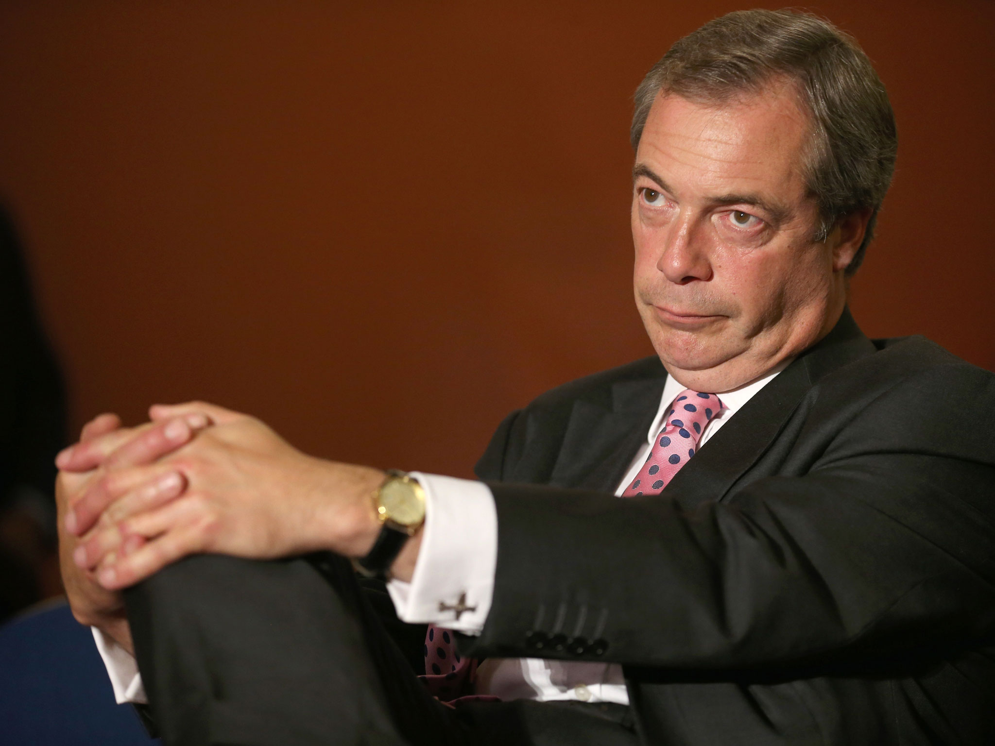 Nigel Paul Farage. Γεννημένος στις 3 Απριλίου 1964, ο Φάρατζ εγκατέλειψε το 1992 το Συντηρητικό Κόμμα, λόγω του ότι διαφώνησε με την απόφαση του να ψηφίσει τη Συνθήκη του Μάαστριχτ. Υπήρξε ιδρυτικό μέλος του UKIP. Το 1999 εκλεχθηκε Ευρωβουλευτής και διετέλεσε πρόεδρος του κόμματος την περίοδο 2006-2009. Το 2010 επανήλθε στην ηγεσία, για να οδηγήσει το UKIP στη νίκη στις Ευρωεκλογές του 2014. Ήταν η πρώτη φορά που κόμμα εκτός από τους Συντηρητικούς και τους Εργατικούς κέρδιζε τις εκλογές σε εθνικό επίπεδο από τις εκλογές του 1906.