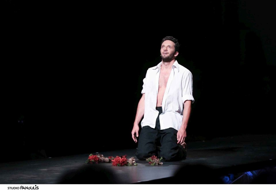 Ο Δημήτρης Μοθωναίος από την παράσταση «ΑΧ».