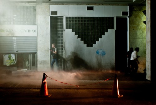 Επίθεση κατά αστυνομικών έξω απο τα γραφεία του ΠΑΣΟΚ στην Αθήνα