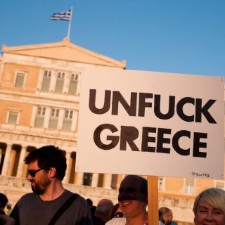 Το Euromaidan ήρθε και στην Ελλάδα! Επικίνδυνα παιχνίδια μπροστά στο Κοινοβούλιο.