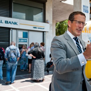 O πολύς Richard Quest του CΝΝ μεταδίδει από το Σύνταγμα (βίντεο)