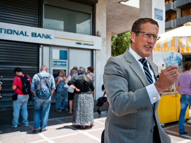 O πολύς Richard Quest του CΝΝ μεταδίδει από το Σύνταγμα (βίντεο)