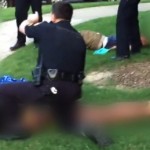 Αστυνομικοί εναντίον παιδιών που έπαιζαν μπουγέλο