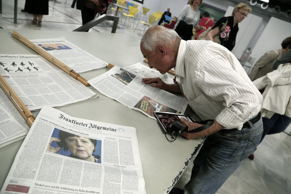 H Άνγκελα Μέρκελ στο εξώφυλλο της Frankfurter Allgemeine Zeitung. Πρόκειται για μία από τις πιο συντηρητικές εφημερίδες της Γερμανίας, που εκπροσωπεί τους συντηρητικούς κύκλους κεφαλαίου που θέλουν την έξοδο των αδύναμων οικονομιών από την Ευρωζώνη και τη δημιουργία μίας μικρής και σκληρής νομισματικής ένωσης.