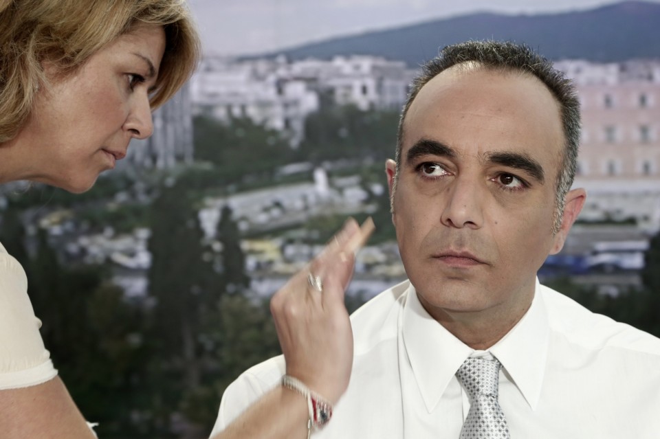 Pictures from the headquarters of state television / Åéêüíåò áðï