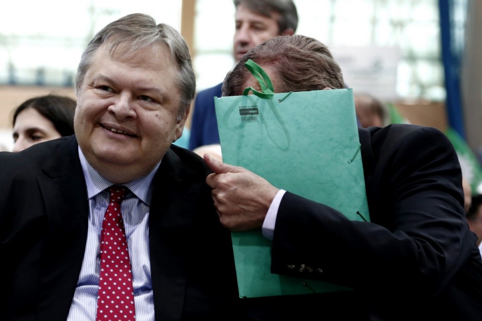 Ο Βαγγέλης Βενιζέλος αποχωρεί από το συνέδριο και από την προεδρία του κόμματος. 