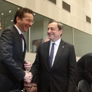 ΕΚΤ και Κομισιόν επεξεργάζονται σχέδιο για την ελάφρυνση του ελληνικού χρέους