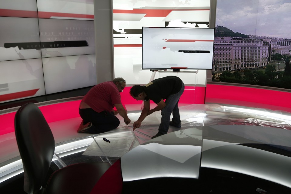 Pictures from the headquarters of state television / Åéêüíåò áðï