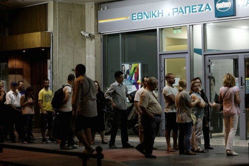 Η Εθνική Τράπεζα διαψεύδει ότι τελείωσαν τα μετρητά στα ΑΤΜ