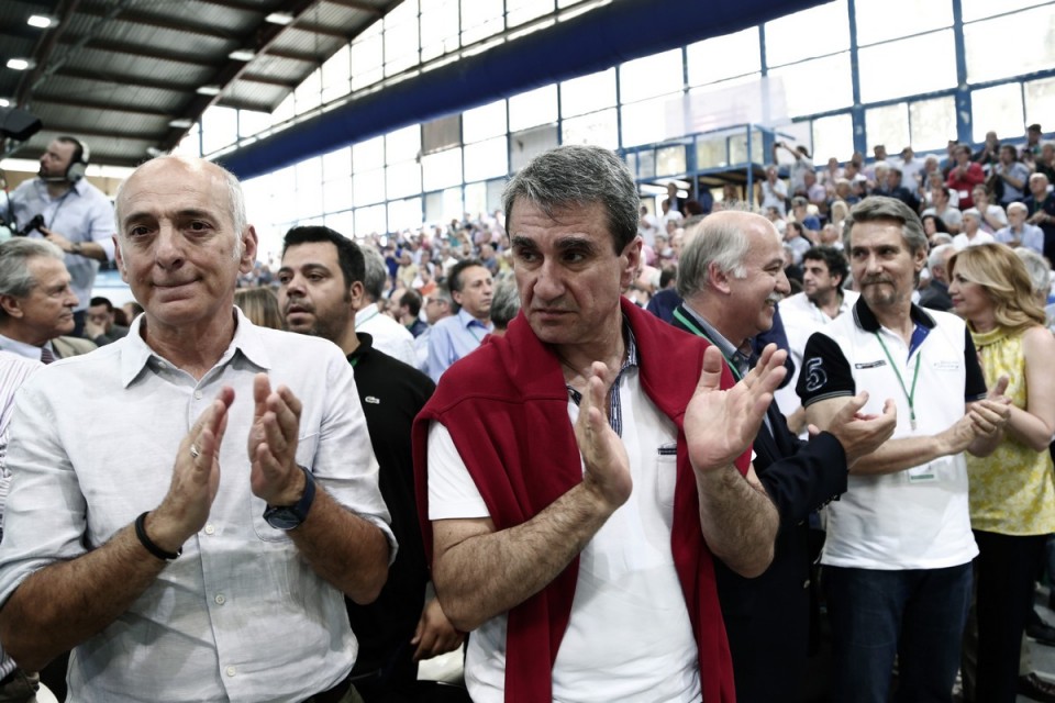 Ο Ανδρέας Λοβέροδς με κόκκινο φούτερ.