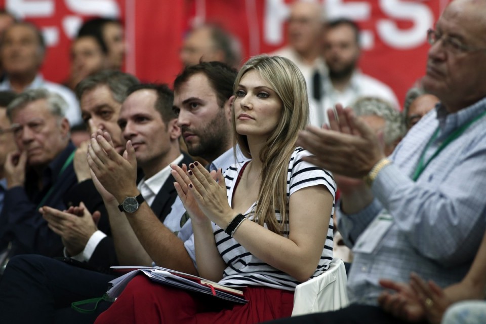 Η Εύα Καϊλή με την περίφημη κόκκινη φούστα. 