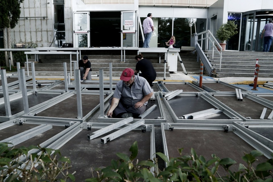 Pictures from the headquarters of state television / Åéêüíåò áðï