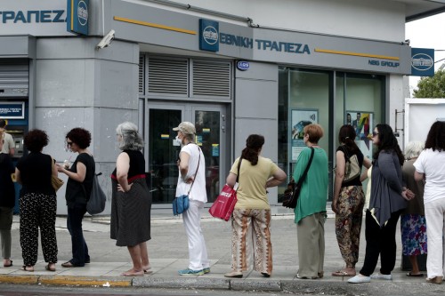 Στα 60 ευρώ το ημερήσιο όριο στις καθημερινές αναλήψεις. Κλειστές οι τράπεζες μέχρι την Τρίτη, 7 Ιουλίου.