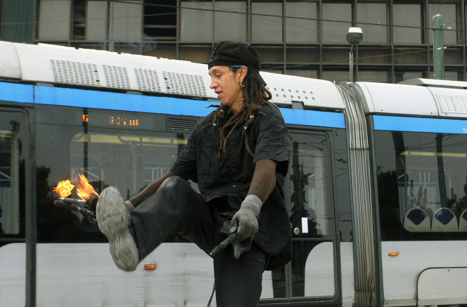 Working at traffic lights  /  Äïõëåýïíôáò óôá öáíÜñéá