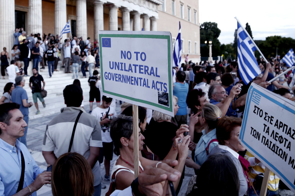 Οι διαδηλωτές της Πέμπτης κάλεσαν την ελληνική κυβέρνηση να εγκαταλείψει τις μονομερείς ενέργειες.