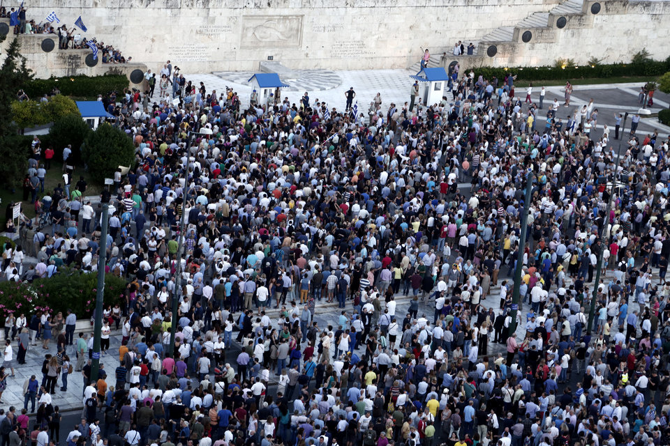 Στιγμιότυπο από τη συγκέντρωση της υπέρ της παραμονής της Ελλάδας στην Ευρωζώνη.
