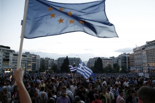 Daily Mail: Θα μας τραβήξει στην άβυσσο η Ελλάδα;