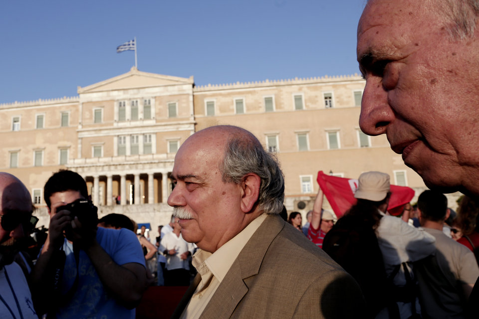 Πολλά ήταν τα στελέχη του ΣΥΡΙΖΑ, όπως ο κ. Βούτσης, Υπουργός Εσωτερικών, που παρευρέθηκαν στην συγκέντρωση της Τετάρτης.