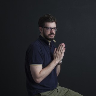 Ο Άκης Παπαντώνης αναρωτιέται αν η στοργικότητα είναι βιοχημικό λάθος