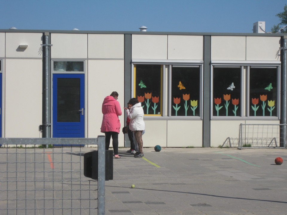 Παιδιά, παίζουν στο προαύλιο του σχολείου που λειτουργεί εντός του κέντρου.  