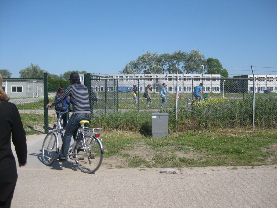 Οι διαμένοντες κινούνται στους χώρους του κέντρου υποδοχής με το ποδήλατό τους.