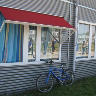 Στην Ελλάδα έχουμε την Αμυγδαλέζα. Στην Ολλανδία οι αιτούντες άσυλο παίρνουν επίδομα από το κράτος.