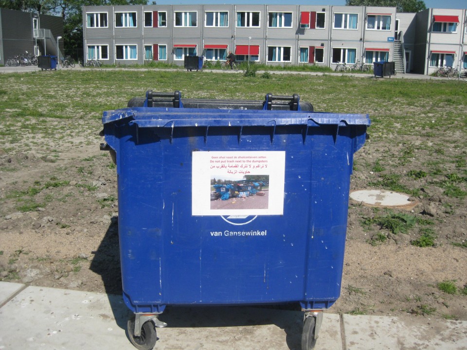 Η επιγραφή στον κάδο παρακαλεί τους διαμένοντες να μην πετούν τα σκουπίδια απ' έξω. 