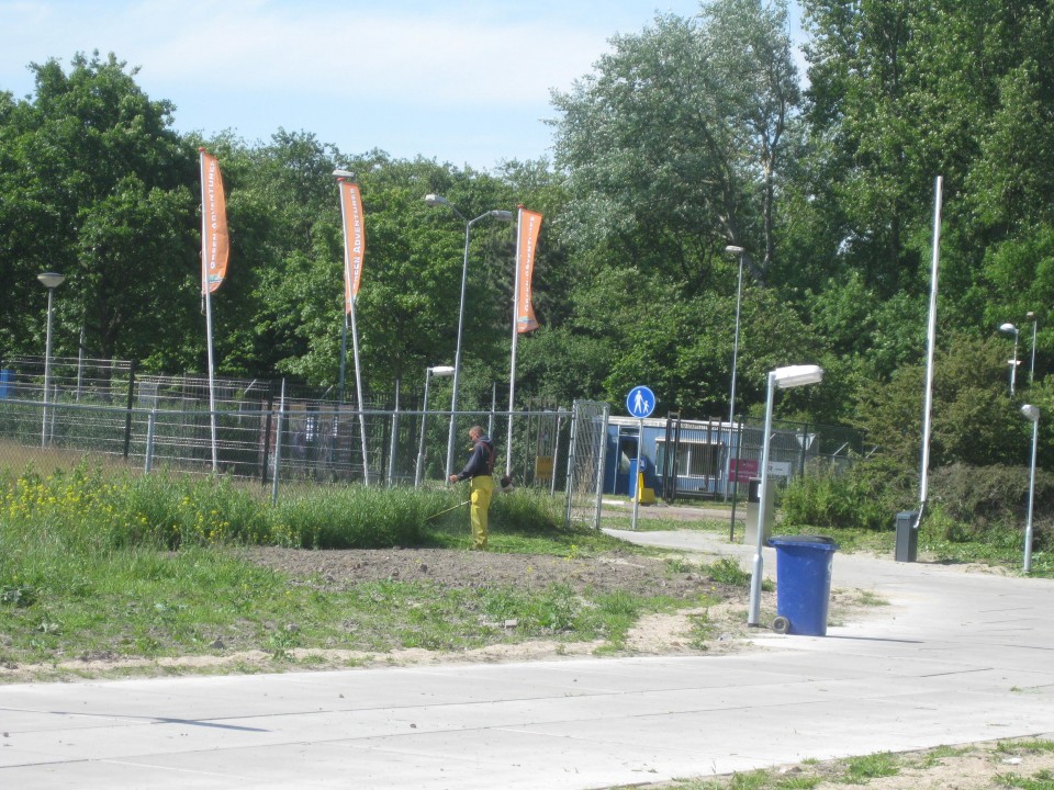 Εργάτης περιποιείται το γκαζόν. 