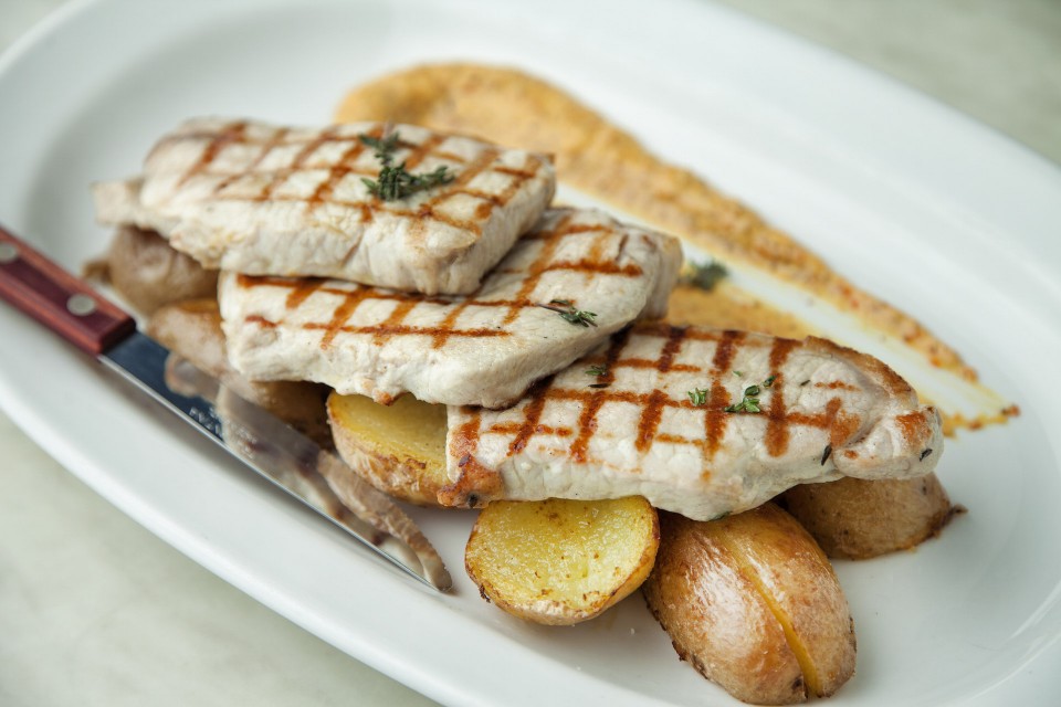 Χοιρινά μπριζολάκια με πατάτες και σάλτσα μουστάρδας.