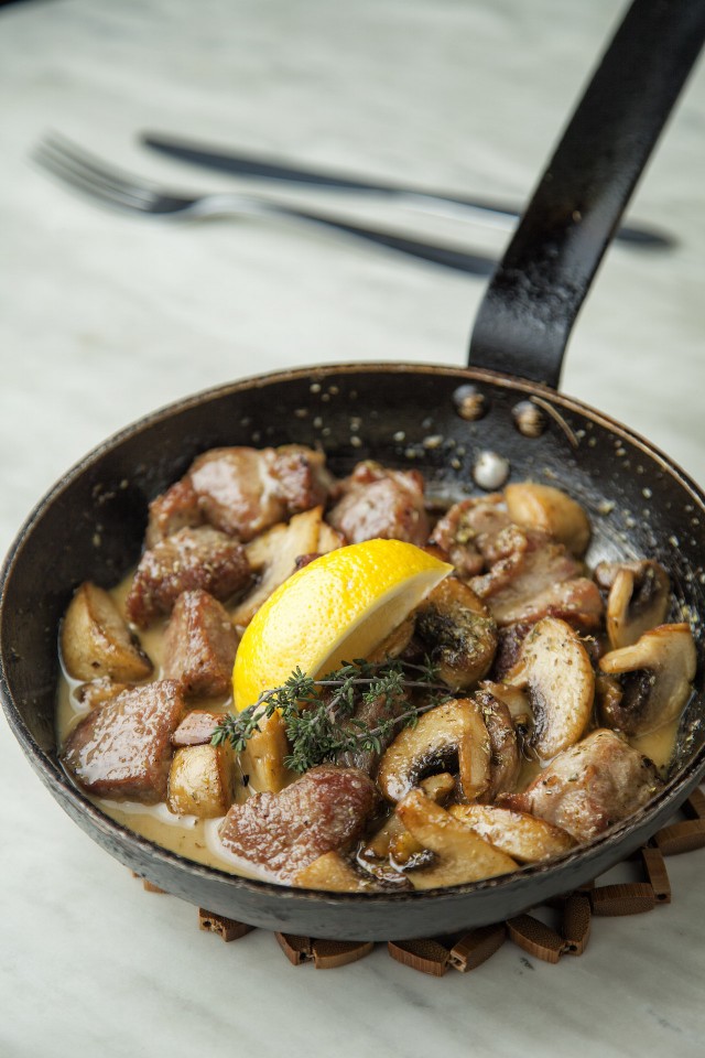 Χοιρινή τηγανιά με ποικιλία μανιταριών