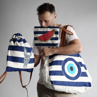 Τα αξεσουάρ παραλίας του Κωνσταντίνου Βαρβιτσιώτη μυρίζουν ελληνικό καλοκαίρι