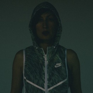 Το Tech Hyperfuse Vest της Nike επιτρέπει στον αέρα να κυκλοφορεί, στο δέρμα να αναπνέει και σε εσένα να κάνεις ό,τι κινήσεις θέλεις με ευκολία.