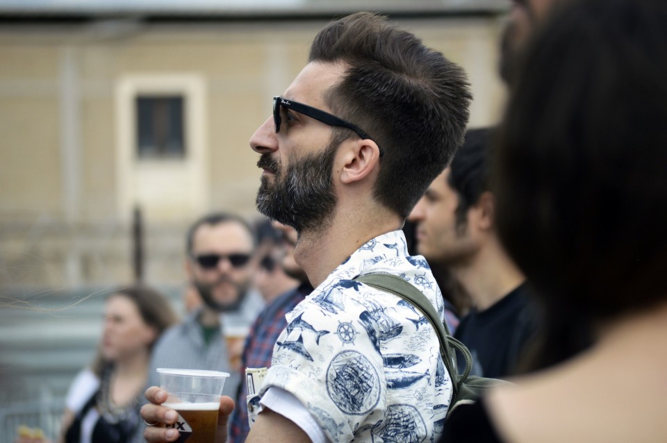 Ο Θεοδόσης Μίχος παρατηρεί με προσοχή...