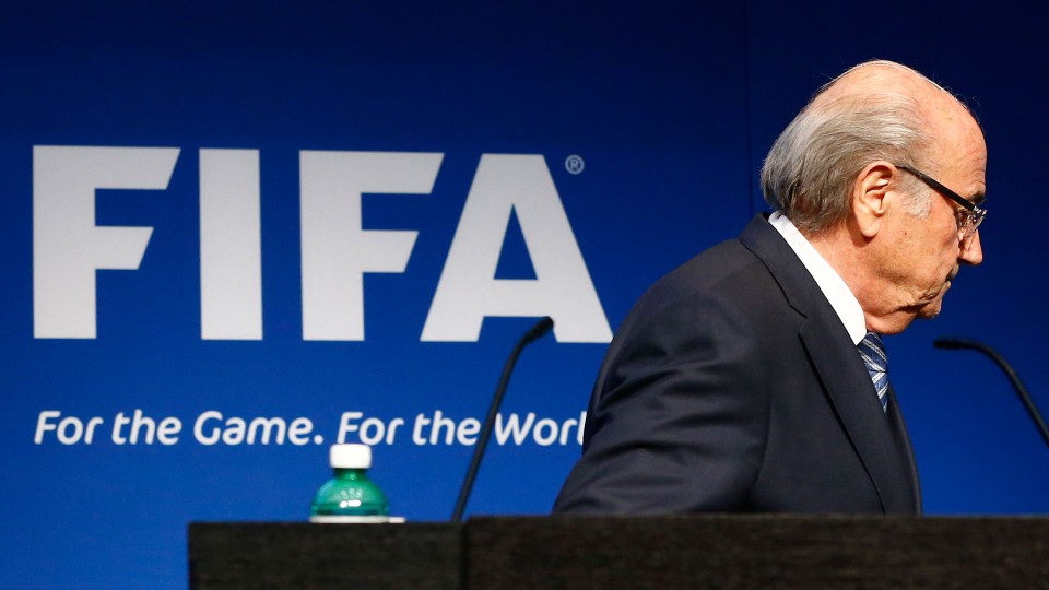 Ο Μπλάτερ αποχωρεί από το βήμα χωρίς να δεχθεί ερωτήσεις. Έχει μόλις ανακοινώσει την αποχώρησή του από την ηγεσία της FIFA.
