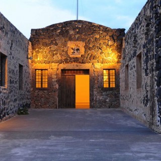 Ένα πρώην εργοστάσιο επεξεργασίας ντομάτας στη Σαντορίνη μετατράπηκε σε ένα σπουδαίο πολυχώρο