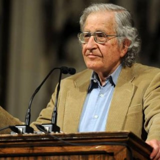 «Οι Θεσμοί πρέπει να ντρέπονται για τον εαυτό τους», λέει ο Νόαμ Τσόμσκι στην Popaganda