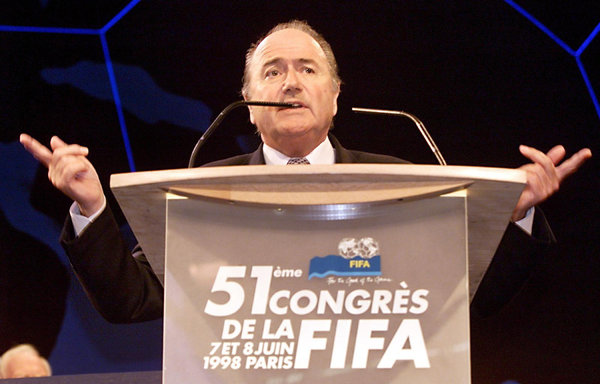 Ο Σεπ Μπλάτερ εκλέγεται πρόεδρος της FIFA, το 1998.