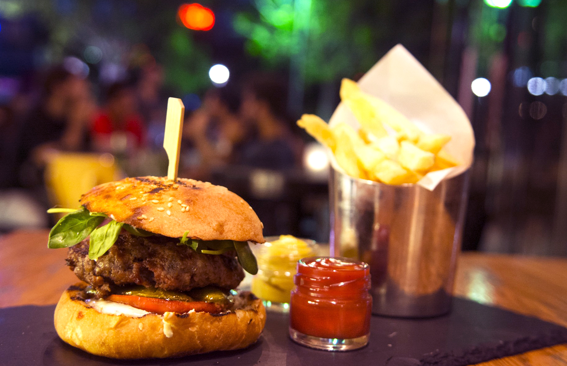 Feta burger με διπλό ζουμερό μοσχαρίσιο black angus μπιφτέκι, σάλτσα αγιολί φέτας, ψητή πιπεριά, ντομάτα, σπανάκι bab και κρεμμύδι σε φρεσκοψημένο ψωμάκι brioches