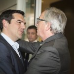 Γιούνκερ: «Μη μου λέτε να μην κοιτάω το κινητό μου. Κάνω texting με τον Έλληνα πρωθυπουργό»