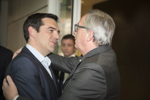 Γιούνκερ: «Μη μου λέτε να μην κοιτάω το κινητό μου. Κάνω texting με τον Έλληνα πρωθυπουργό»