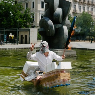 Γιατί ένας εικαστικός αποφάσισε να κάψει τη σημαία της Ευρωπαϊκής Ένωσης στην πλατεία Κοτζιά;