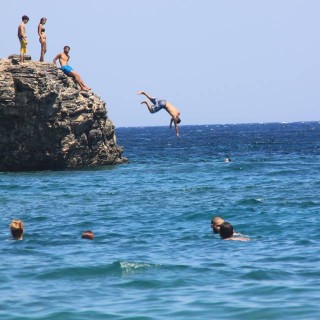 Μια βουτιά στην πιο ερωτική παραλία της Αττικής