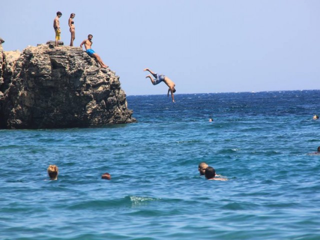 Μια βουτιά στην πιο ερωτική παραλία της Αττικής